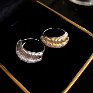 Bague ouverte texturée rétro plaquée or 14k avec zircons pour une collection de bijoux