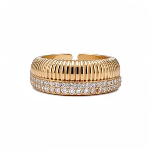 Bague ouverte vintage plaquée or 14 carats avec zircons pavés et texture nervurée chic