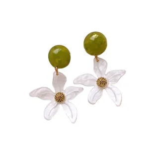 Boucles d'oreilles pendantes étoile de mer blanche avec perles vertes pour le style plage