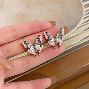 Detailansicht exquisiter rosa Schmetterlingsohrstecker mit Perlen