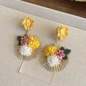 Pendientes colgantes de flores de tela vibrantes con elegante diseño de sol dorado