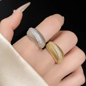 Vue rapprochée montrant la texture complexe et les pierres de zircon brillantes des bagues