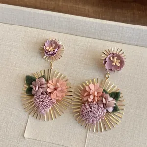 Elegantes pendientes largos con flores de tela y discos solares dorados bohemios.