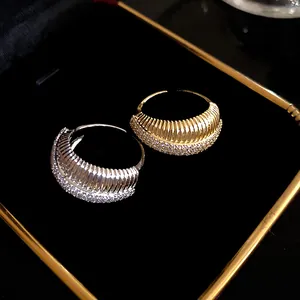 Détail de bagues ouvertes plaquées or 14k avec zircon et un design texturé vintage