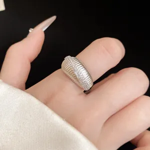 Gros plan d'une bague ouverte texturée plaquée or 14 carats avec détails en pavé de zircon