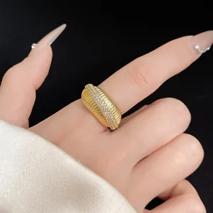 Vue détaillée d'une bague nervurée plaquée or vintage avec zircons sur le doigt