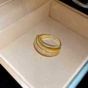 Gros plan de la bague ouverte nervurée plaquée or 14 carats avec oxydes de zirconium.