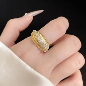 Détail d'une bague nervurée plaquée or 14 carats avec zircons de style vintage chic