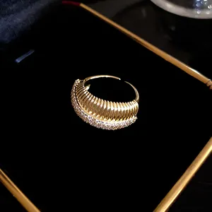 Vue détaillée d'une bague ouverte plaquée or 14k avec de brillants oxydes de zirconium.