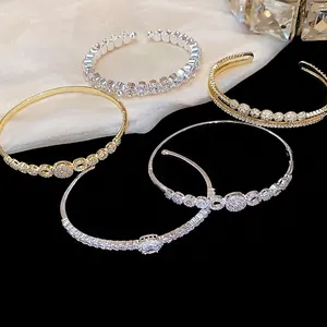 Exquisitos brazaletes abiertos bañados en oro de 14K con brillantes circonitas cúbicas