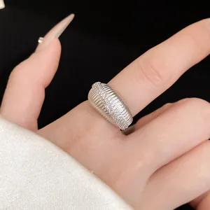 Gros plan détaillé d'une bague texturée argentée avec incrustation de zircon