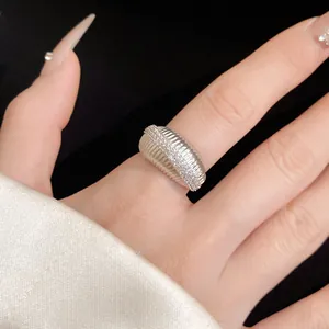 Vue détaillée d'une bague ouverte en zircone argentée sur l'index