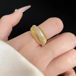 Gros plan d'une bague nervurée plaquée or 14 carats avec oxydes de zirconium au centre