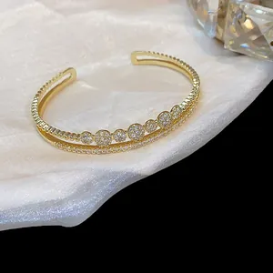 Elegante brazalete de doble capa chapado en oro de 14 quilates con circonitas brillantes