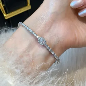 Primer plano de un delicado brazalete abierto de circonita plateada en la muñeca mujer