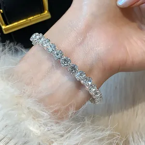 Elegante pulsera tennis de circón chapada en oro de 14K mostrada en detalle en la muñeca