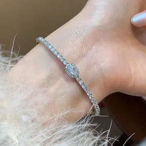 Primer plano detallado de un brazalete de lujo bañado en oro de 14K con circonitas.