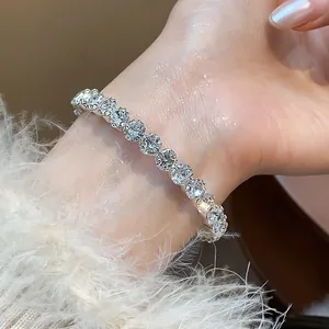 Primer plano de una elegante pulsera de oro de 14 quilates con circonitas redondas