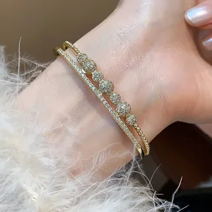 Detalle de una pulsera bañada en oro de 14K con circonitas brillantes en la muñeca