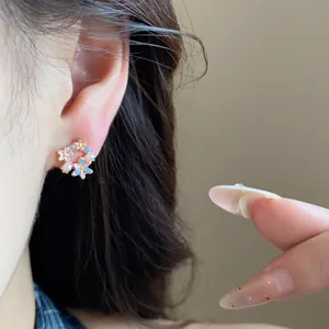 Delicati orecchini a lobo a fiore stile coreano con perle e petali blu per donna.