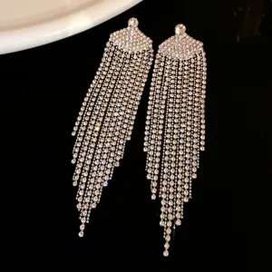 Boucles d'oreilles pendantes en éventail argenté avec pampilles de strass