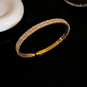 Elegante brazalete abierto con doble hilera de strass dorado para un estilo de moda lujoso