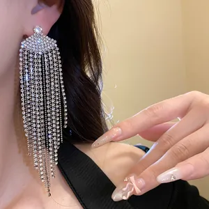 Gros plan détaillé d'élégantes boucles d'oreilles à pampilles en forme d'éventail.