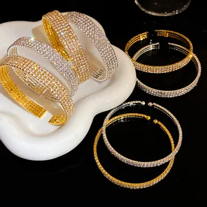 Vista detallada de brazaletes abiertos de varias filas con diamantes de imitación