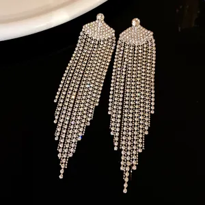 Vue détaillée de boucles d'oreilles en forme d'éventail avec glands en strass brillants