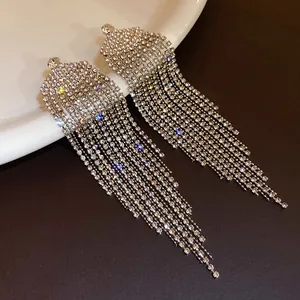 Détail de boucles d'oreilles élégantes en forme d'éventail avec des strass scintillants