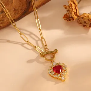 Detail eines roten Herzanhängers an einer goldenen Edelstahl-Büroklammerkette.