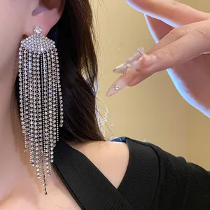 Boucles d'oreilles élégantes en forme d'éventail avec strass étincelants et argent.
