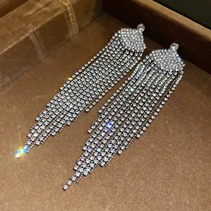 Vue macro de boucles d'oreilles élégantes en forme d'éventail avec strass brillants