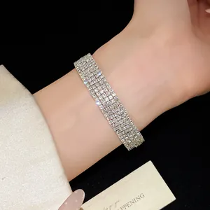 Primer plano de un elegante brazalete de diamantes de imitación de varias capas en la muñeca