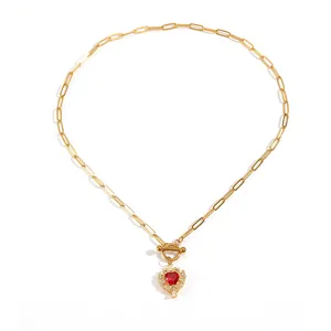 Elegante goldene Gliederkette mit rotem Herzanhänger und OT-Verschluss für Damen