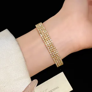 Primer plano de elegante pulsera tennis de cristal de varias filas en oro