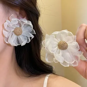 Orecchini a Bottone in Raffia e Fiori di Chiffon Estivi Fatti a Mano Grandi Gioielli Floreali per Vacanza Donna