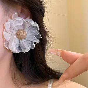 Eleganti orecchini a perno a fiore in chiffon con centro in rafia per il look estivo