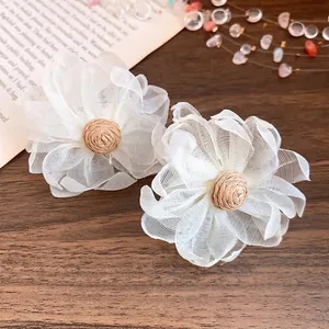 Eleganti orecchini a fiore in chiffon bianco con centro in rafia per l'estate