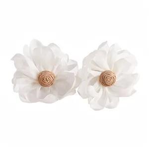 Eleganti orecchini a perno a fiore in chiffon bianco con centro in rafia intrecciata