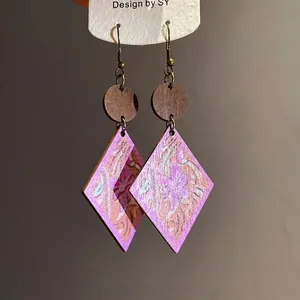 Orecchini etnici retrò in legno a rombo con motivo floreale viola e ganci in bronzo