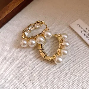 Detailansicht französischer Vintage-Ohrringe mit Kunstperlen und Kristallen in Gold