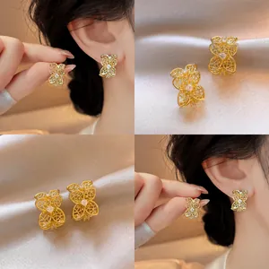 Pendientes de Botón en Forma de C de Flor Hueca Con Circonia Base de Cobre Poste de Plata Joyería Elegante para Mujeres Diario Banquete