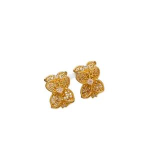 Elegantes pendientes de flor calada con circonita rosa brillante en tono dorado