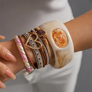 Bracciale Vintage in Pelle Multistrato in Stile Europeo per Donna Con Intarsi di Strass Cuore Fibbia Magnetica Bracciale in Resina Gioielli di Nicchia Regalo