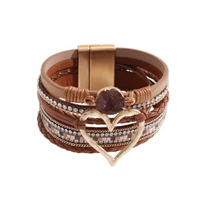 Bracciale multistrato in pelle marrone retrò con ciondolo a cuore e chiusura magnetica