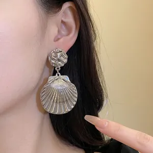 Elegante silberne metallische Muschel-Ohrhänger für Damen