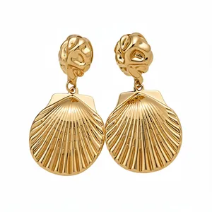 Elegante goldfarbene Muschel-Ohrhänger mit strukturierter Oberfläche und Silbersteckern