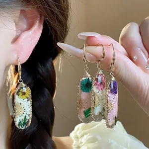 Eleganti orecchini a goccia in resina con fiori secchi veri e ganci dorati