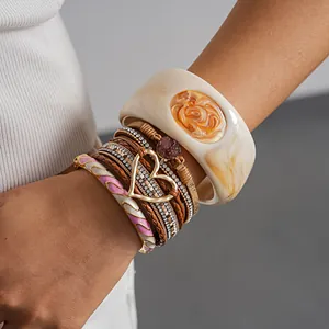 Vista dettagliata di bracciali retrò a strati in pelle con ciondolo a cuore e resina